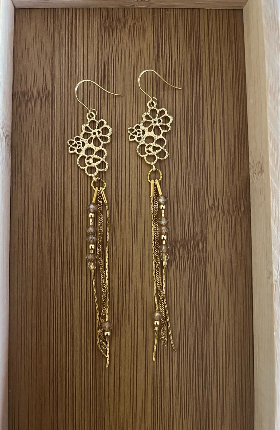 Boucle d’oreille fleur beige