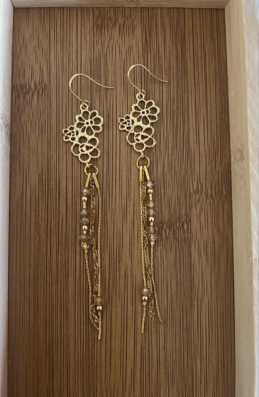 Boucle d’oreille fleur beige