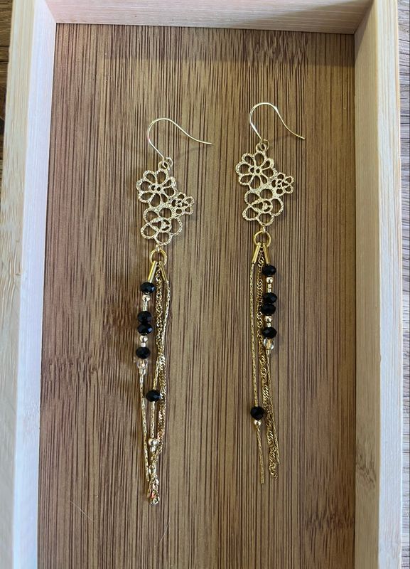 Boucle d’oreille fleur noir