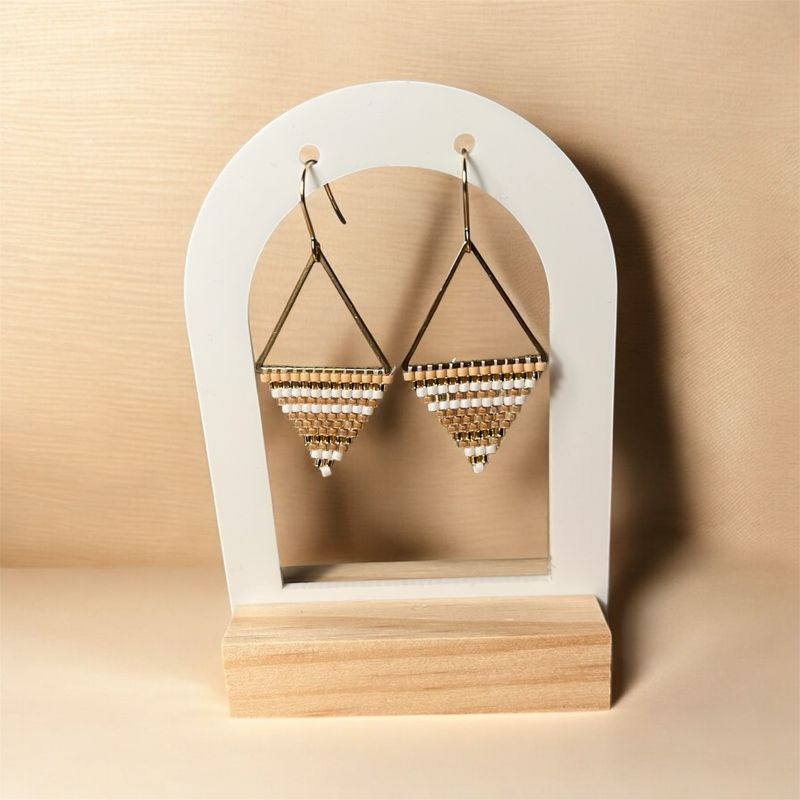 Boucle d’oreille beige &amp; blanche