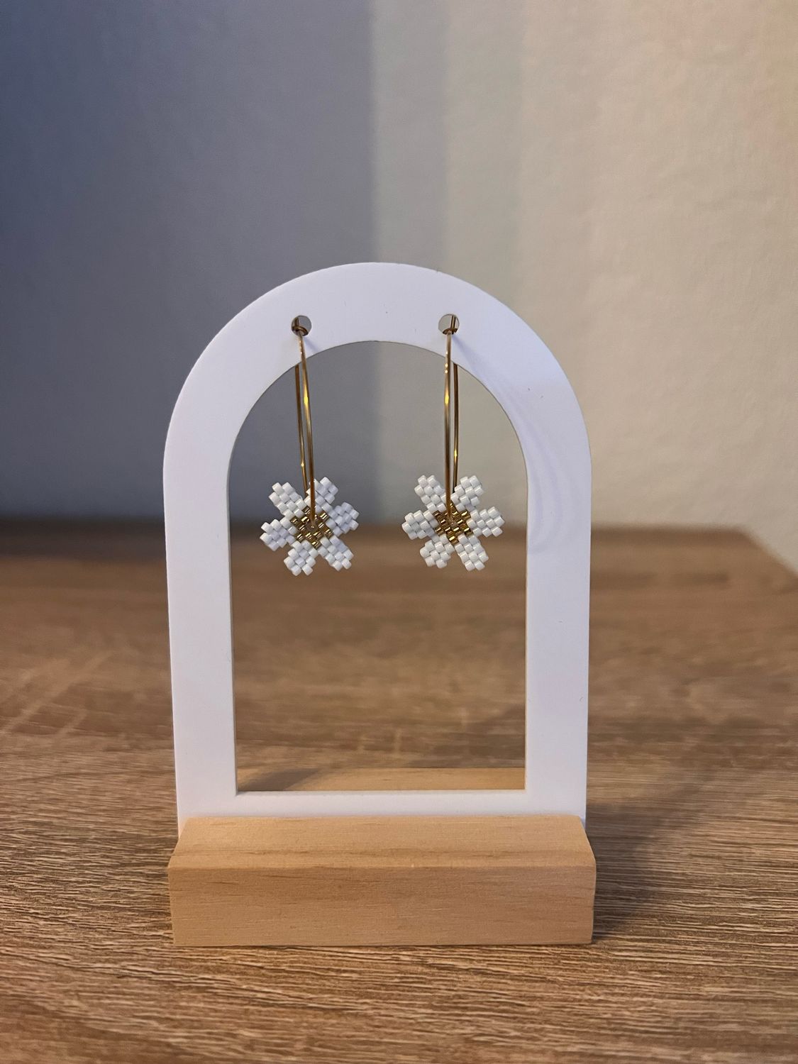 Boucle d’oreille fleur blanche