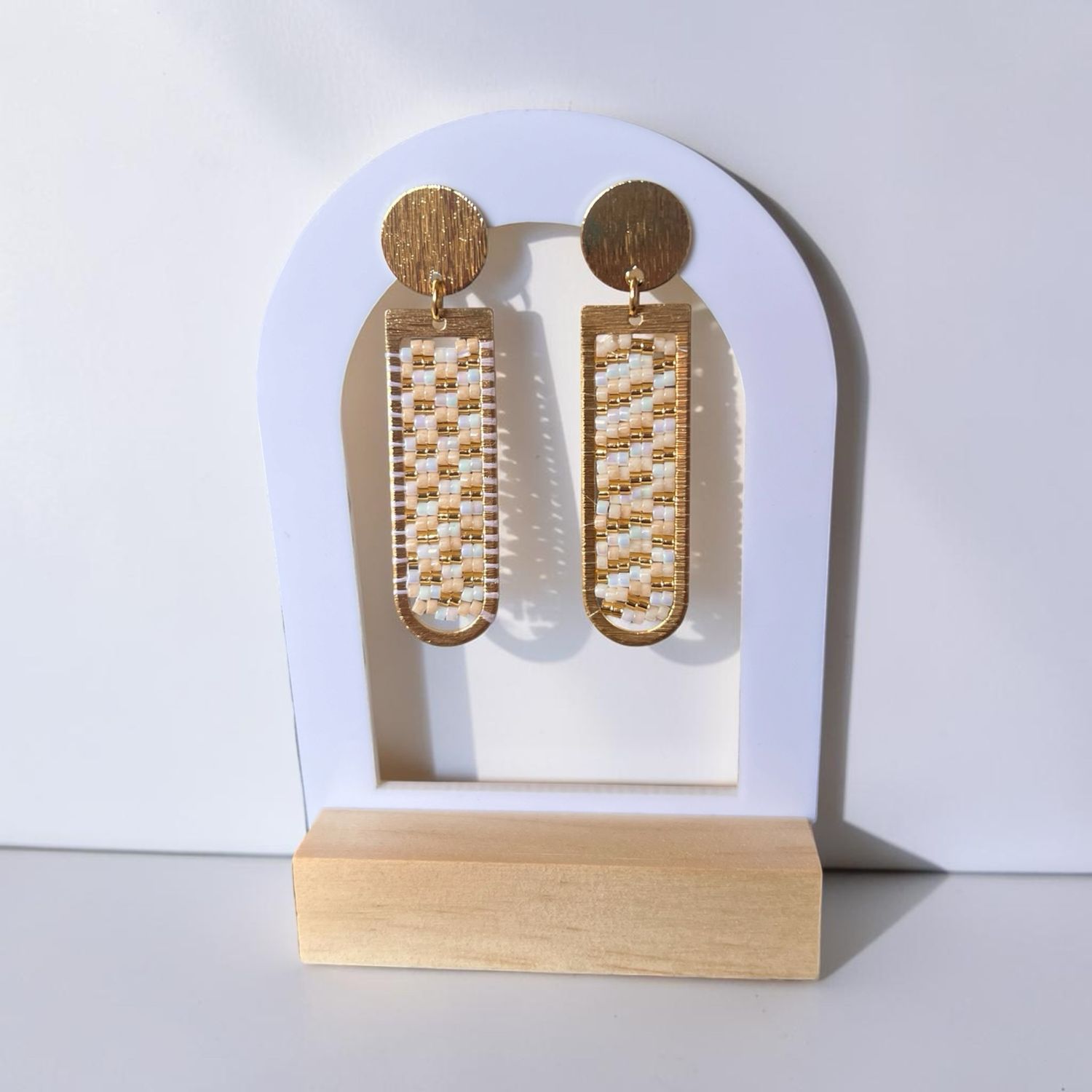 Boucle d’oreille beige