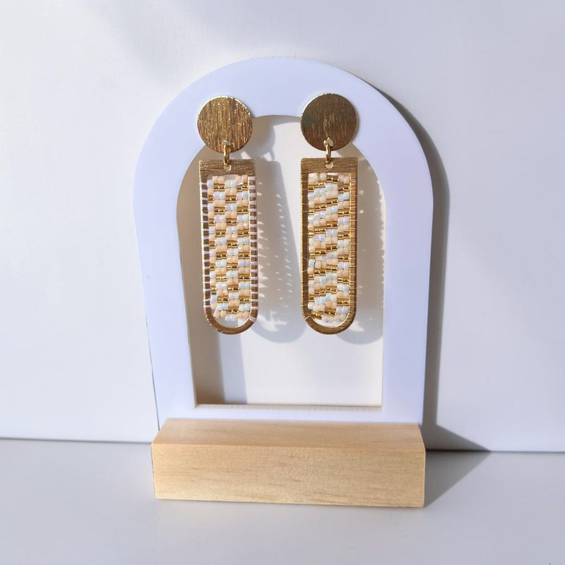 Boucle d’oreille beige