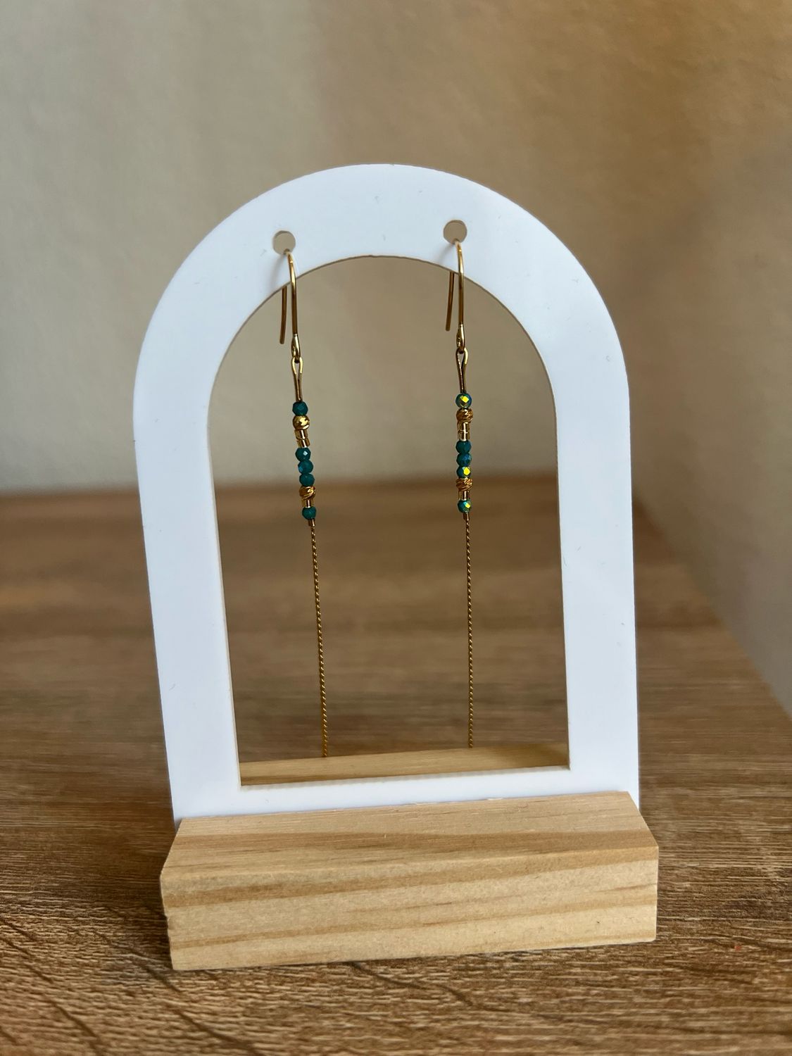 Boucle d’oreille fine bleu marine