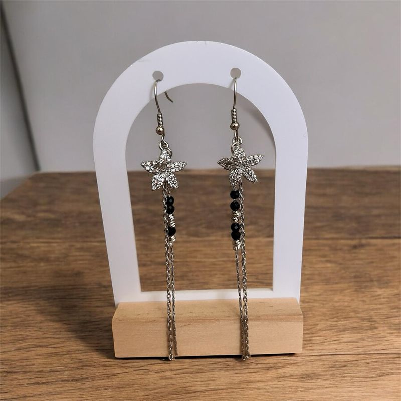 Boucle d’oreille fleur argenté