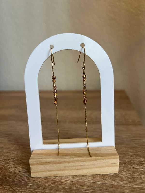 Boucle d’oreille fine beige