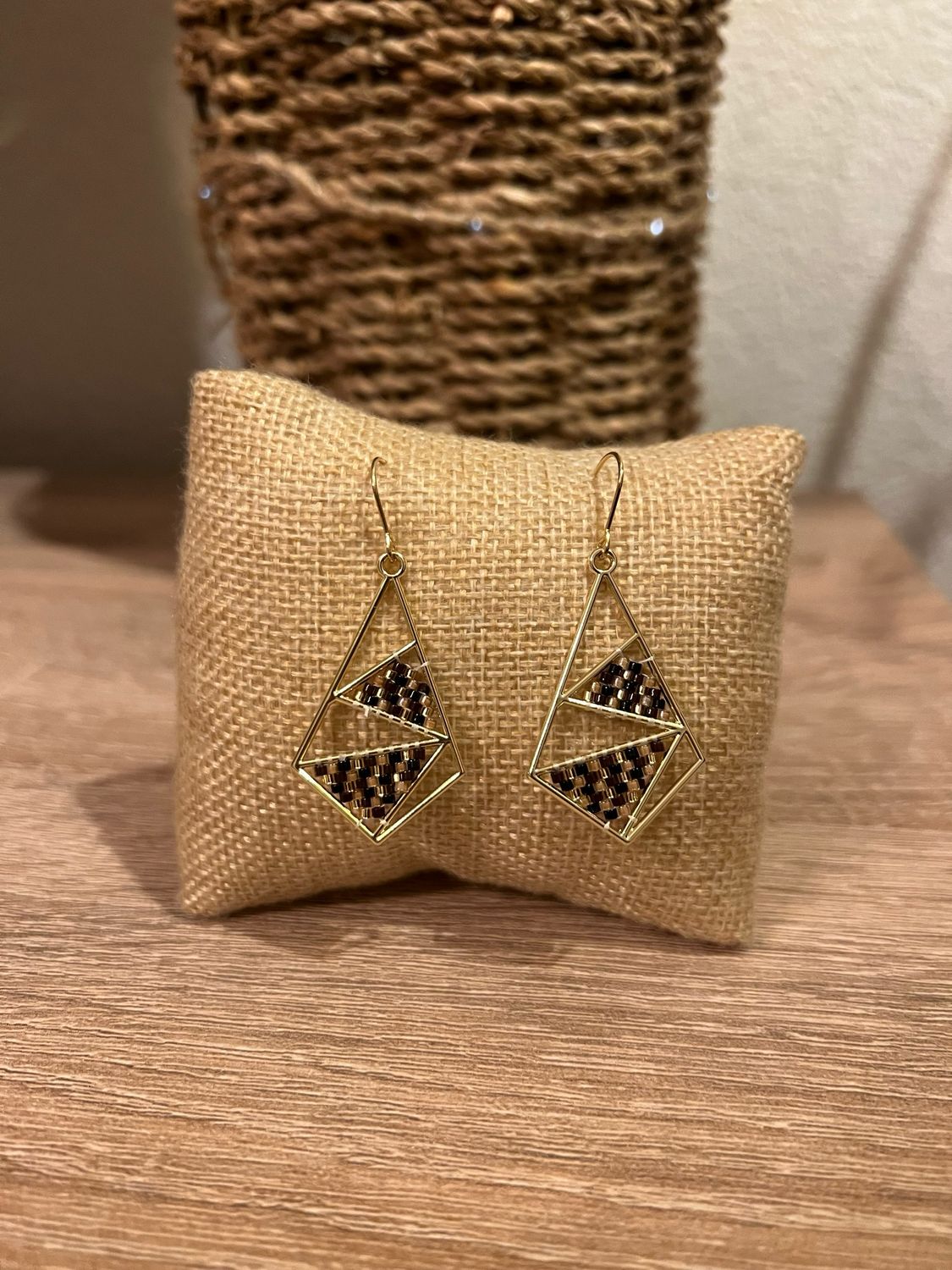 Boucle d’oreille brune beige