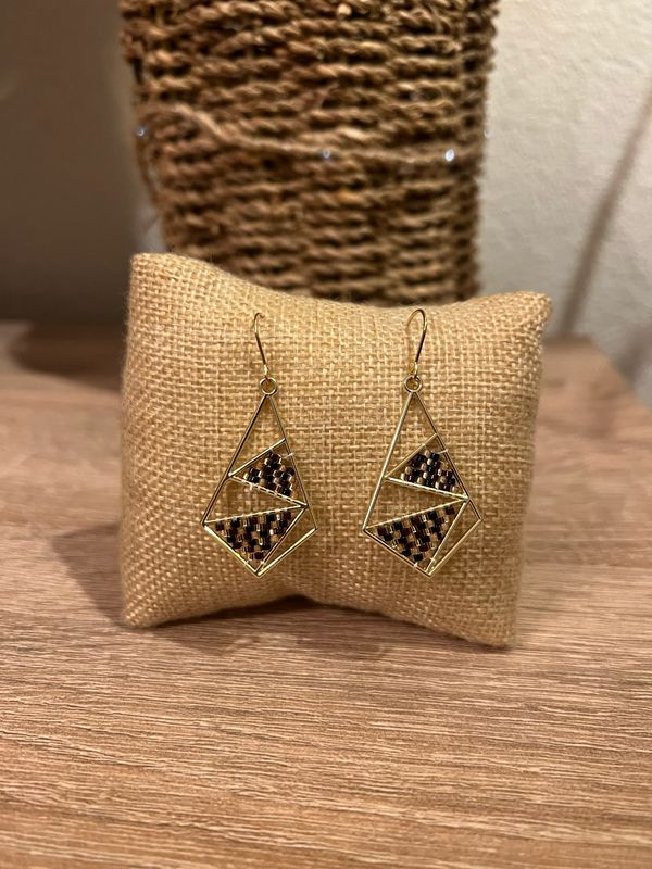 Boucle d’oreille brune beige