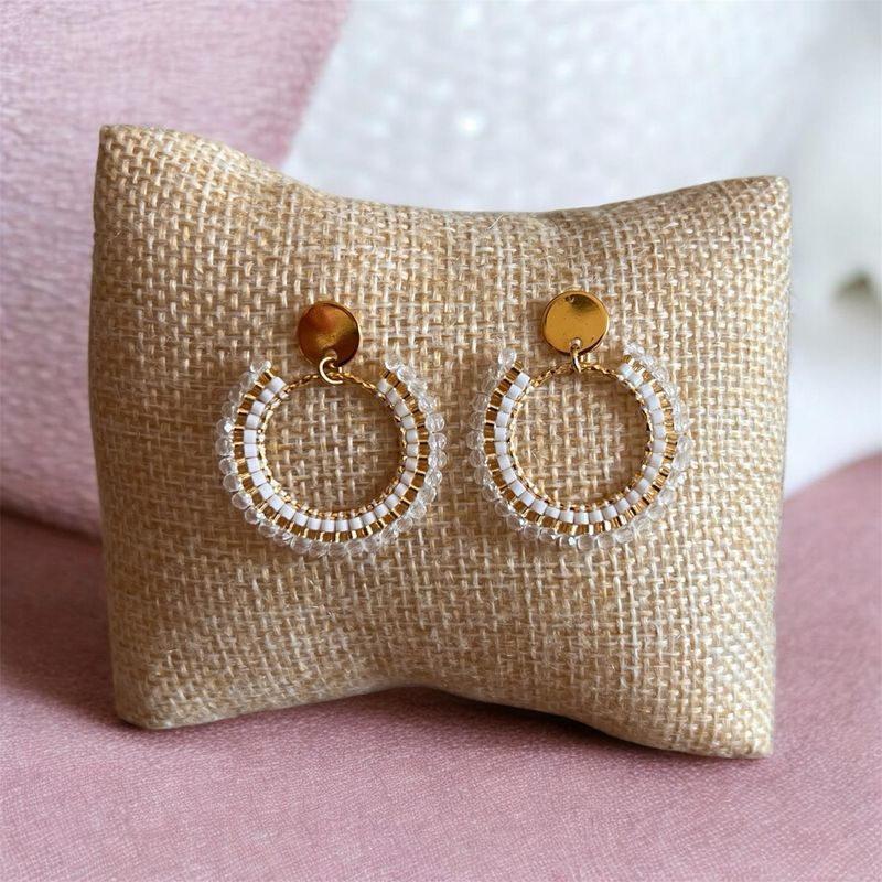 Boucle d’oreille blanche