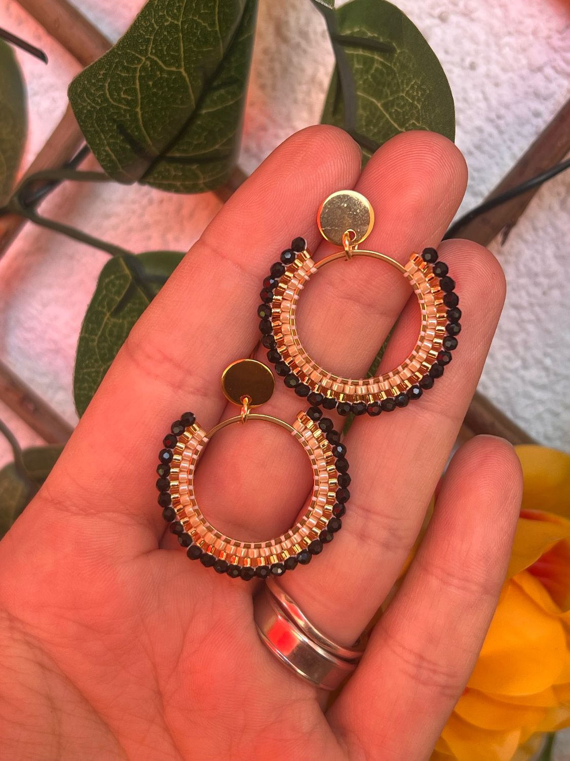 Boucle d’oreille beige noir