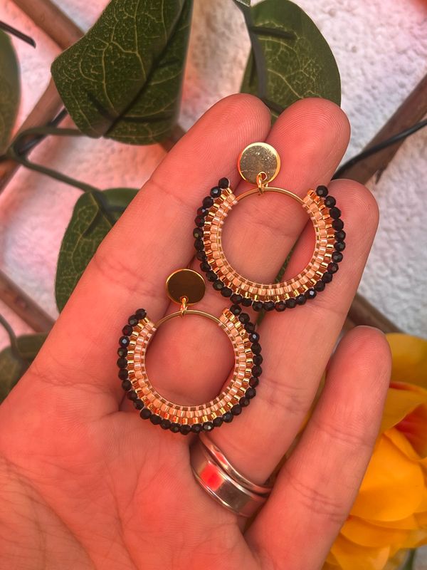 Boucle d’oreille beige noir