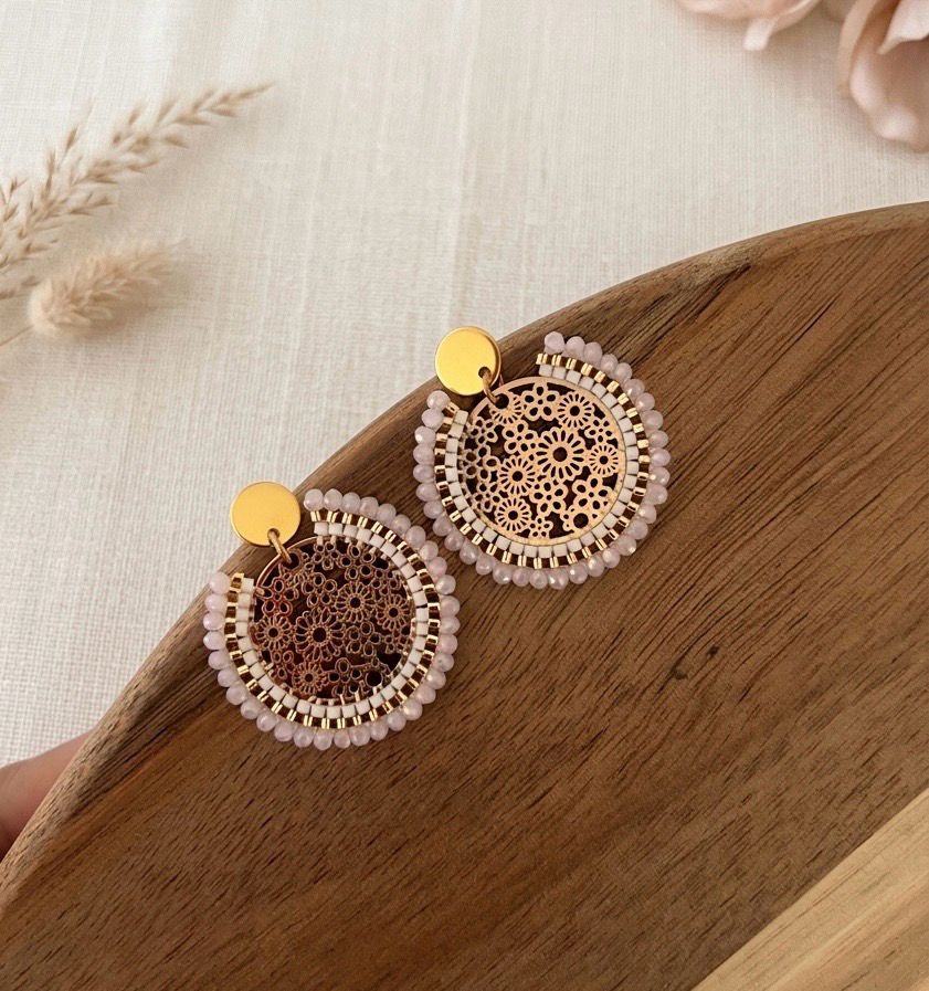 Boucle d’oreille rose pale