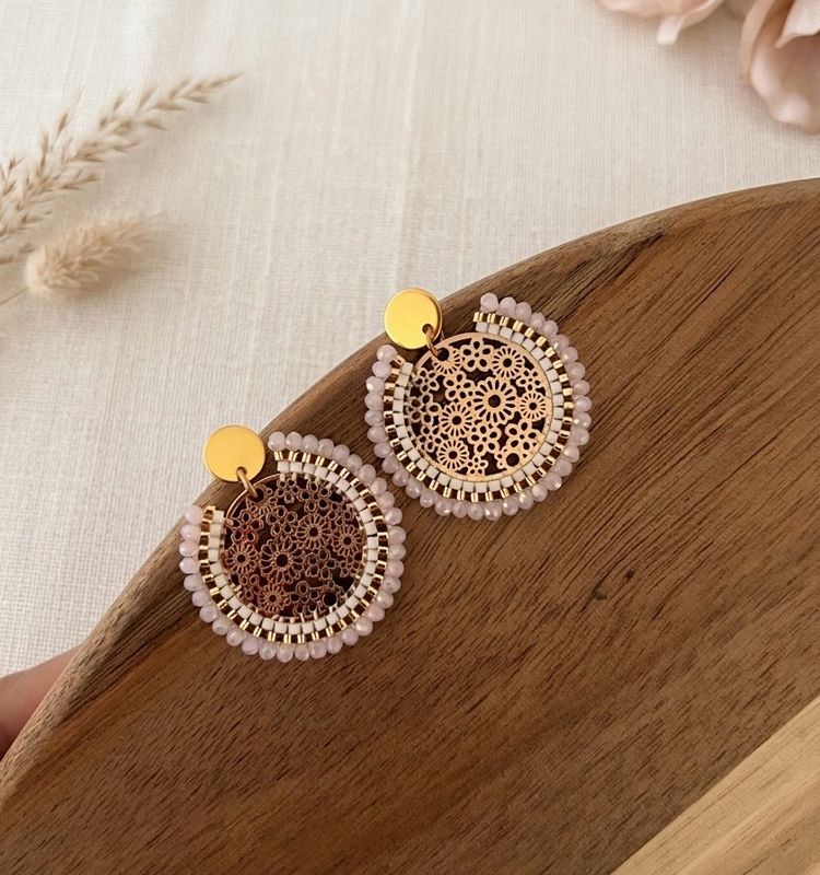 Boucle d’oreille rose pale