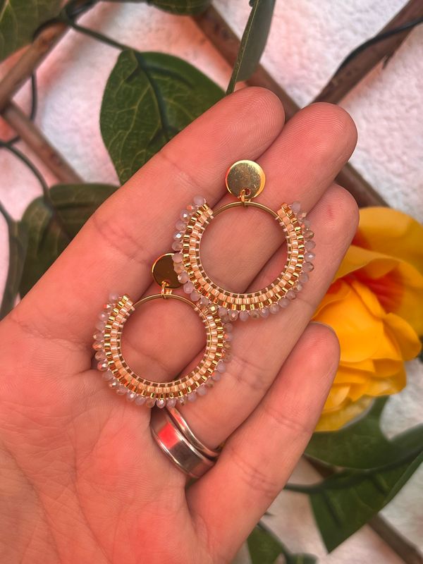 Boucle d’oreille beige et blanche