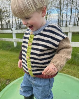 Holger Cardigan / Petite Knits Pattern (Junior)