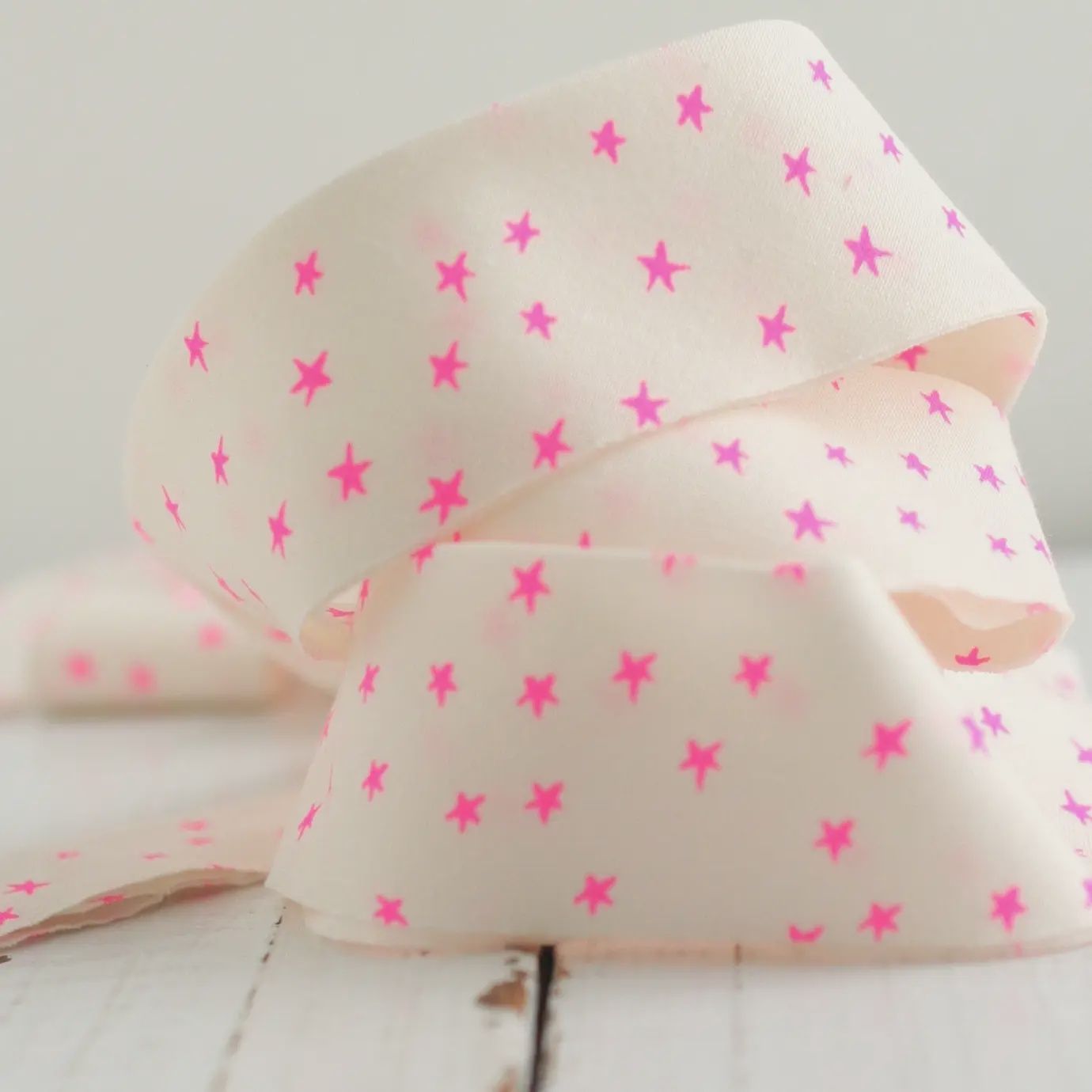2.5" Bias Quilt Binding / Ruby Star Mini Starry Neon Pink / per metre