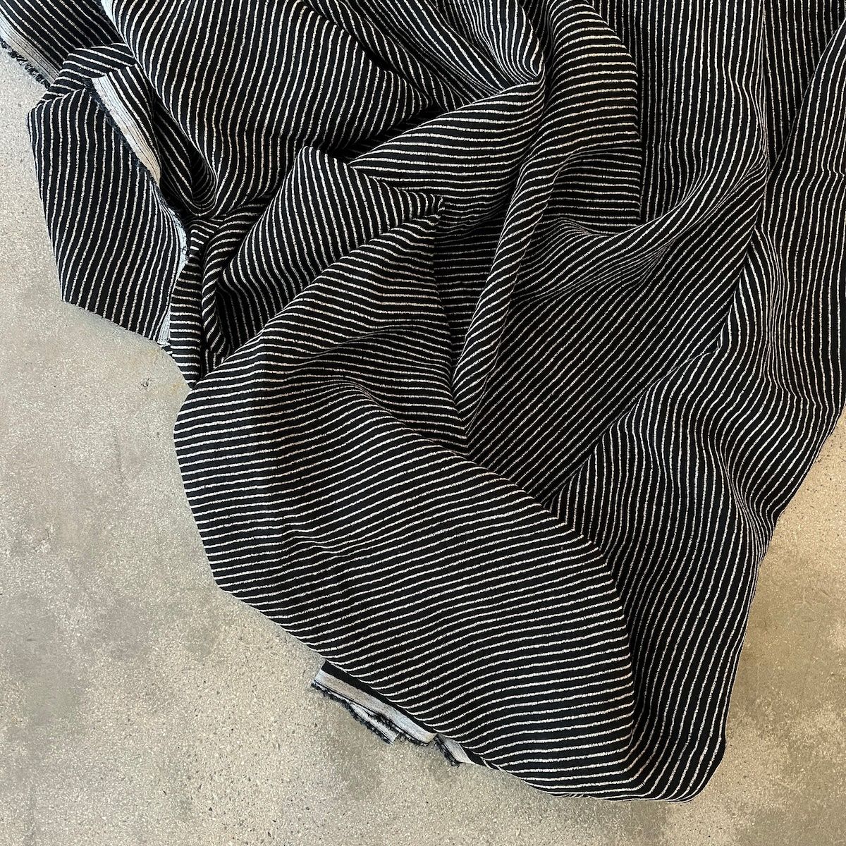 Linen with Rayon Stripe Black/Natural 180gsm  / per 25cm