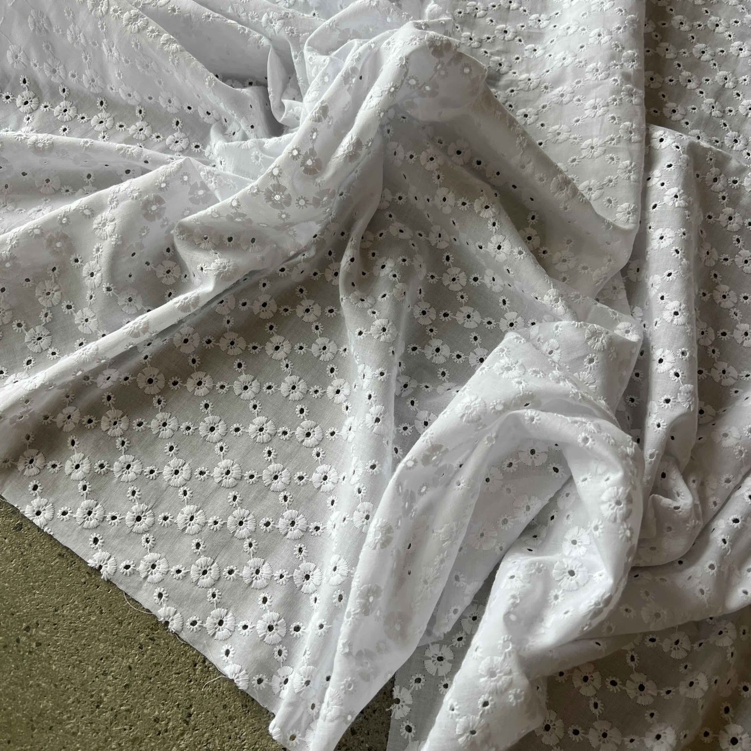 Embroidered Cotton / Floral - White / 25cm