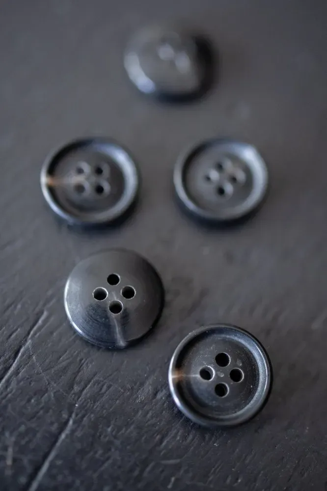 Merchant &amp; Mills / Semi Mottled Buttons / Dark Brown