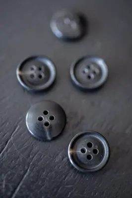 Merchant &amp; Mills / Semi Mottled Buttons / Dark Brown