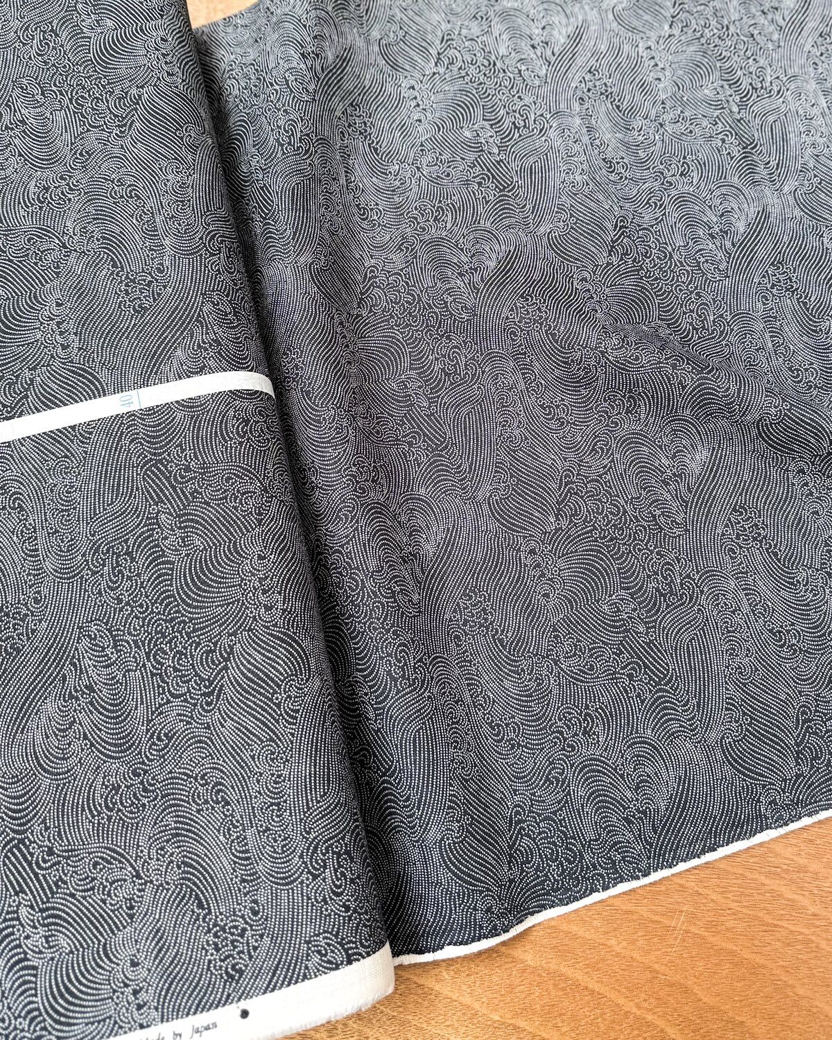 Sevenberry Poplin / White Waves on Ink / Per 25cm