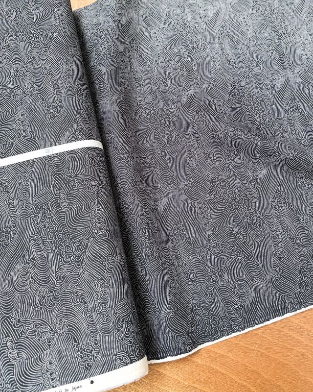 Sevenberry Poplin / White Waves on Ink / Per 25cm