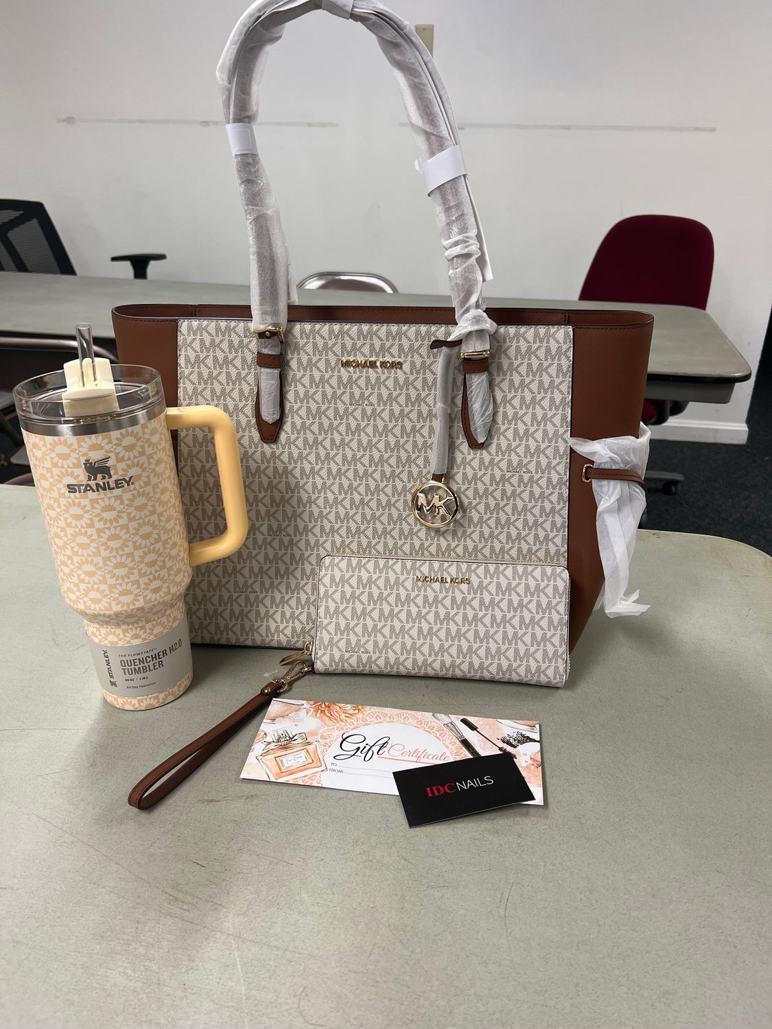 Micheal Kors Purse Pkg