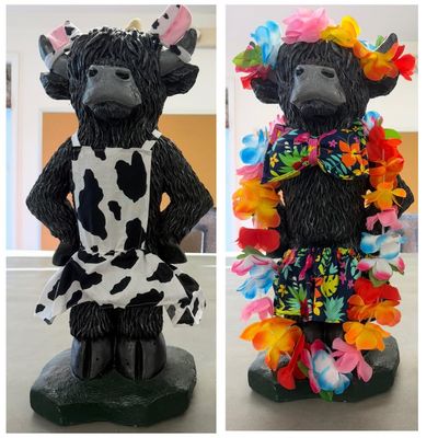 PORCH HIGHLAND COW W/2 OUTFITS