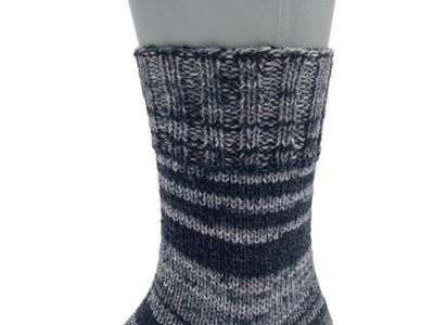 Gestrickte Socken, Größe 38/39, Dunkelgrau-Hellgrau