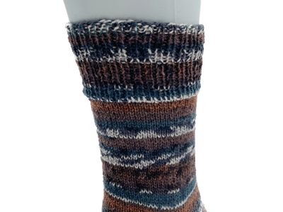Gestrickte Socken, Größe 42/43, Braun-Weiss