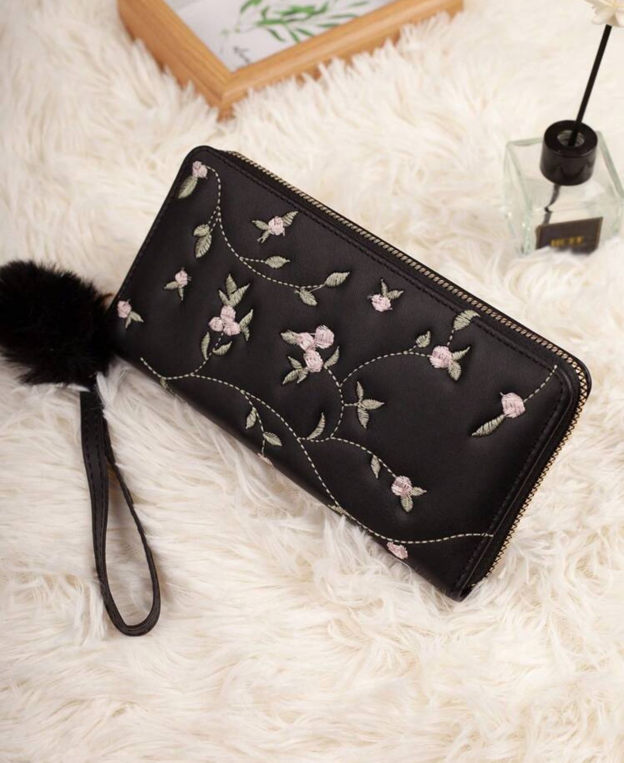 Women&#39;s Embroidered With Multiple Card Slots And Pendant For Women Money Wallet Purse Wallet Long Wallet Wristlet Wallet