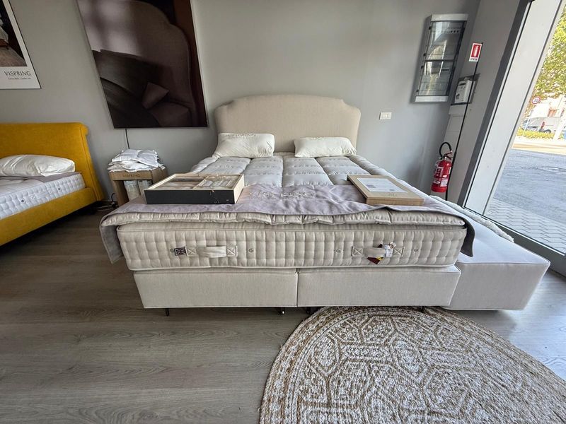 Set completo Vispring: Materasso Matrimoniale Tiara, Sommier Sovereign, Testata Eccleston, Topper Heaven Luxury 180x200 cm Set completo Vispring: Materasso Matrimoniale Tiara, Sommier Sovereign, Testata Eccleston, Topper Heaven Luxury 180x200 cm
