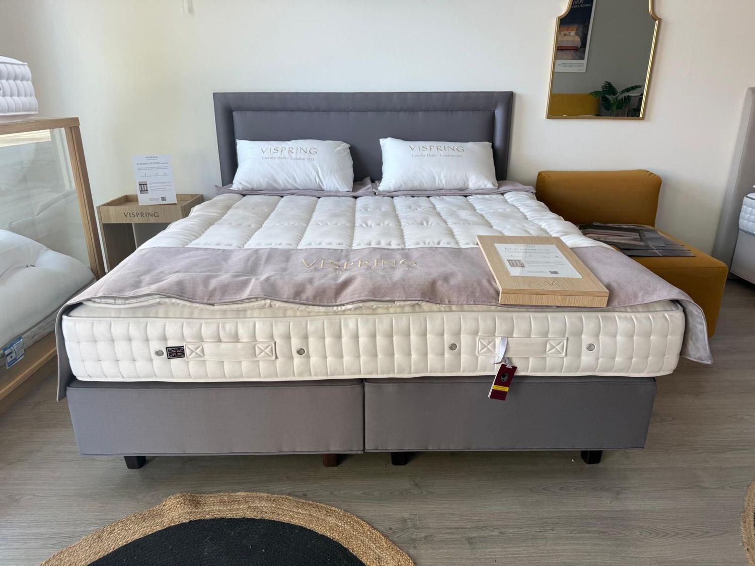Set completo Vispring: Materasso Baronet Suprem medium, Sommier De Luxe, Testata Theia, Topper Heaven 180x200 Set completo Vispring: Materasso Baronet Suprem medium, Sommier De Luxe, Testata Theia, Topper Heaven 180x200