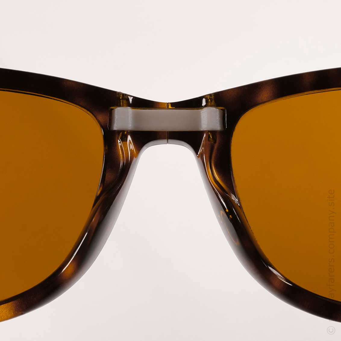 1 White PLA Bridge (Replacement Part for Ray Ban Folding Wayfarer RB 4105).