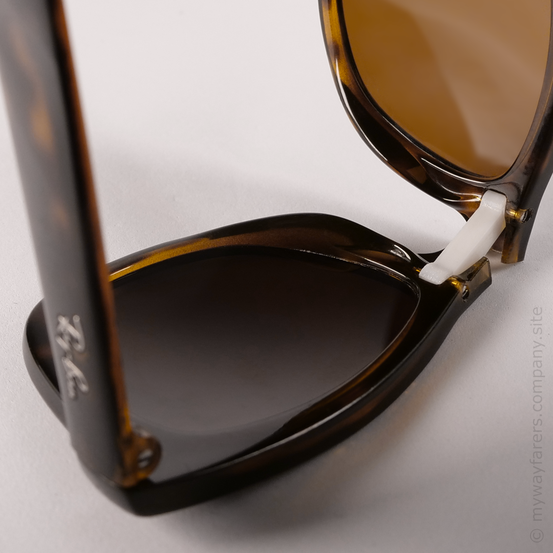 1 White PLA Bridge (Replacement Part for Ray Ban Folding Wayfarer RB 4105).