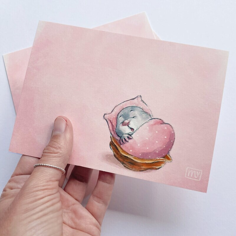 Postkarte Sleepy Cutie - farbiger Kunstdruck zum Thema Geburt