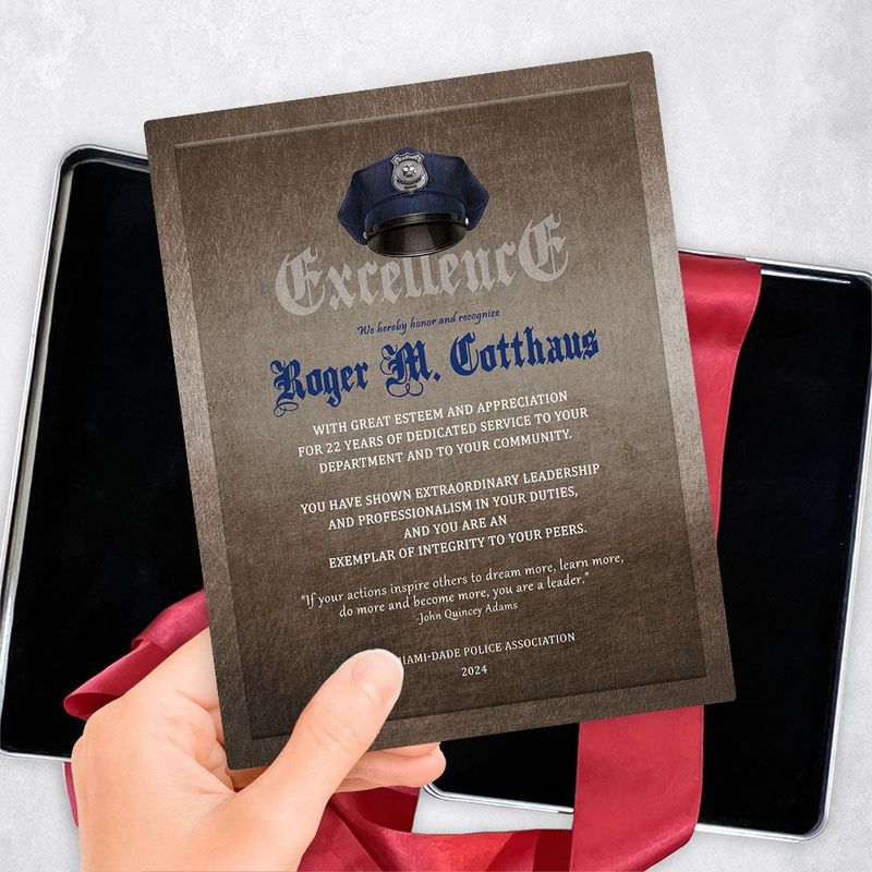 Bronze Police Uniform Hat Badge Excellence Retirement Gift Delivery Box Gift for Police TOY-2106