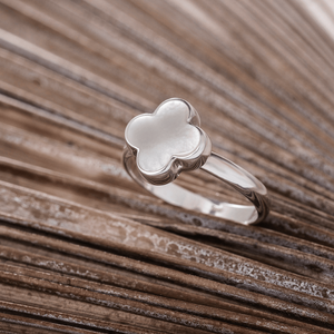 ISLAND SOUL Clover Ring with White Mother-of-Pearl, Silver 925