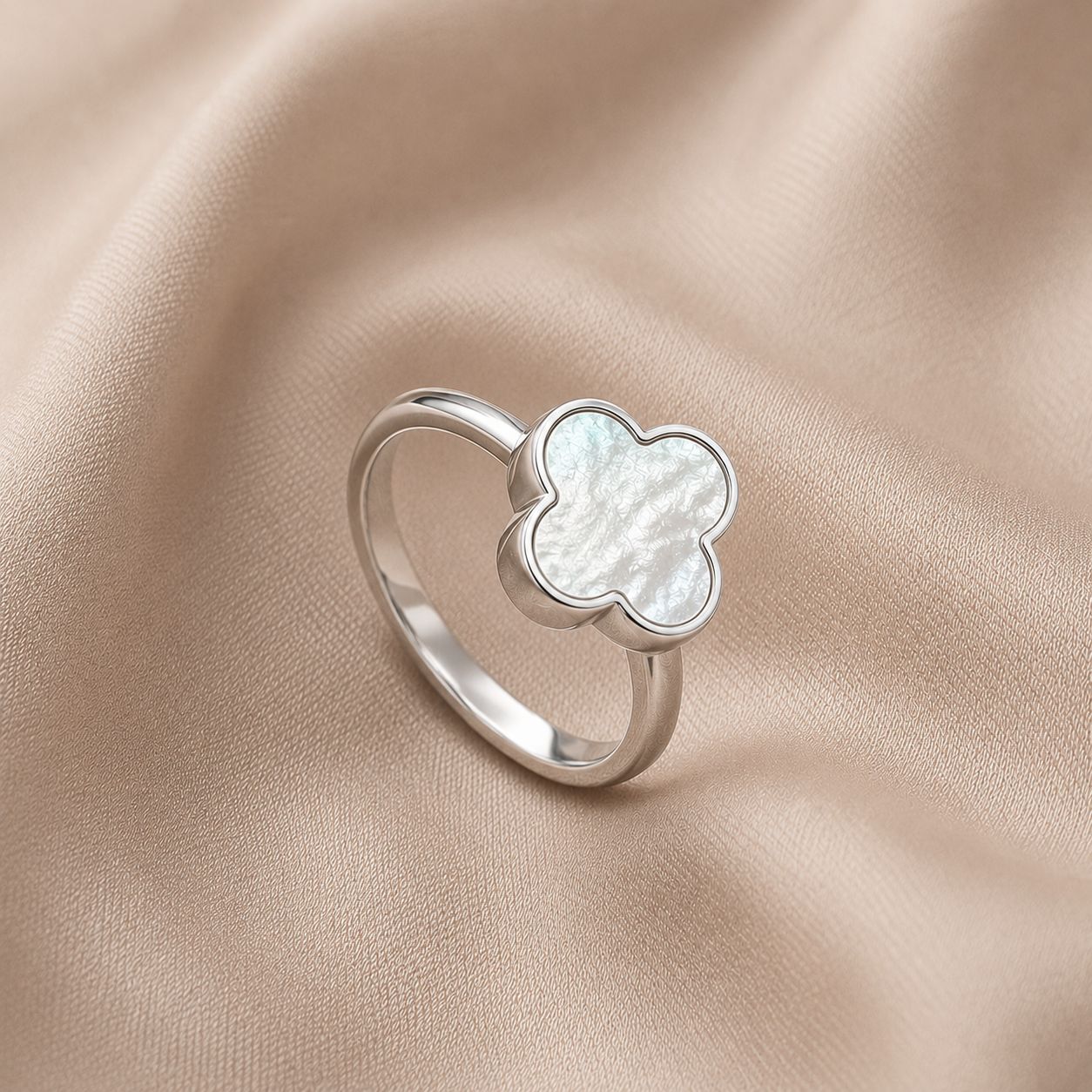ISLAND SOUL Clover Ring with White Mother-of-Pearl, Silver 925