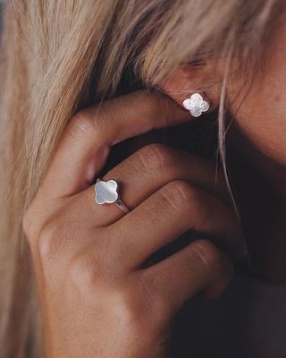 ISLAND SOUL Clover Stud Earrings with White Mother-of-Pearl, Silver 925