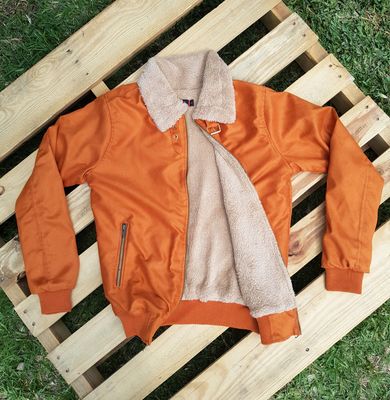 Chaqueta con forro tipo borrego. Talla Small.