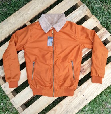 Chaqueta con forro tipo borrego. Talla Small.