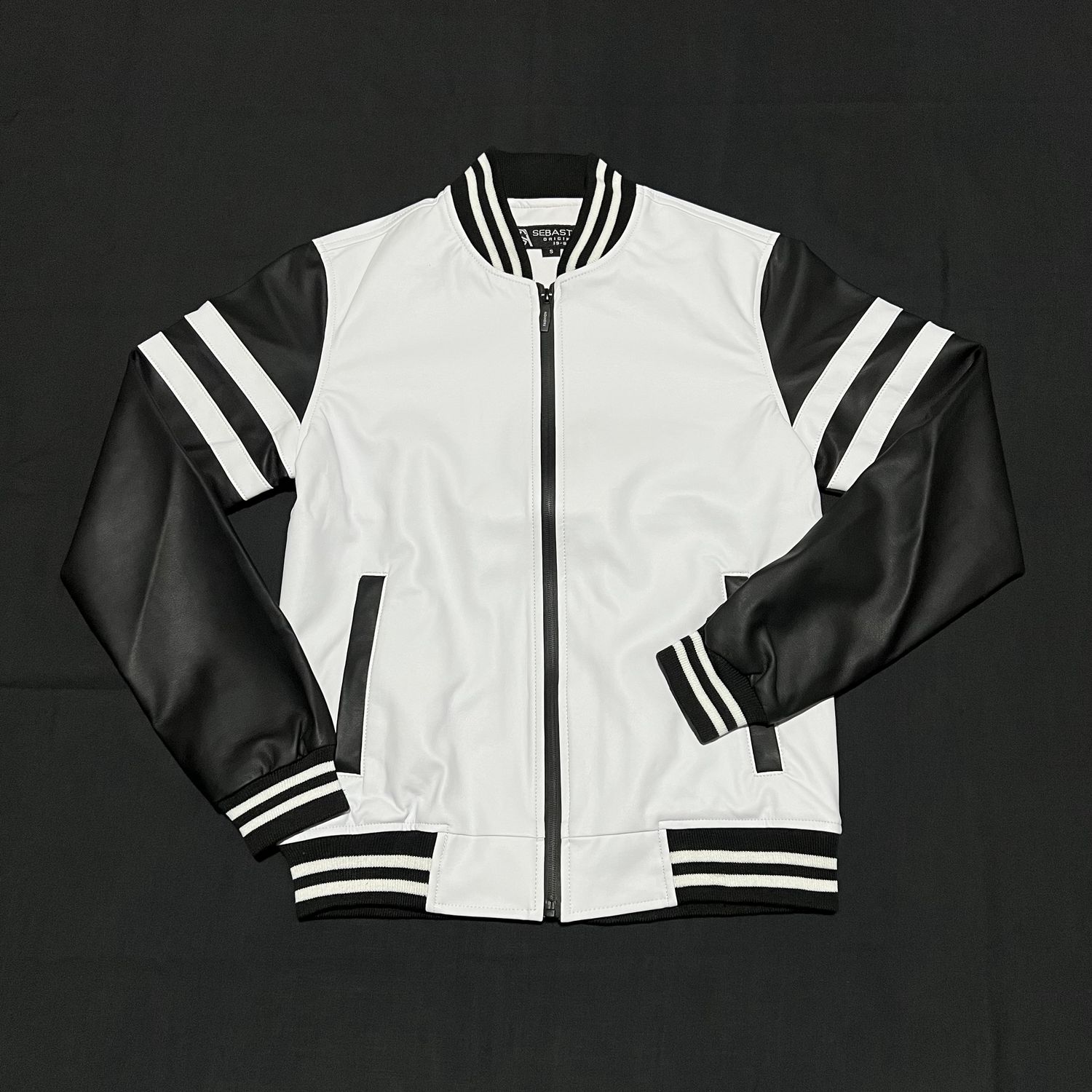 Chaqueta de Cuerina Blanca con Mangas Negras | Talla Small