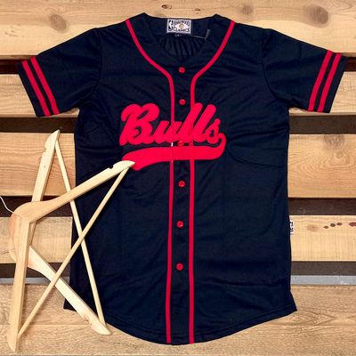 Beisbolera CHICAGO BULLS negra | detalles rojos | Tallas XL y XXL