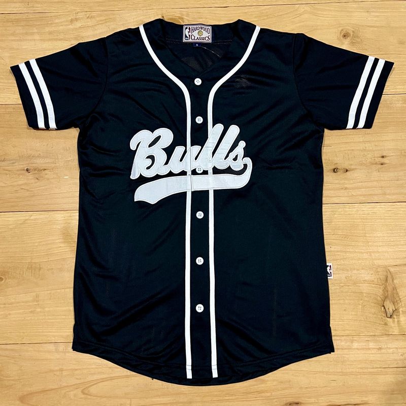 Beisbolera CHICAGO BULLS negra | detalles blancos | Talla XL