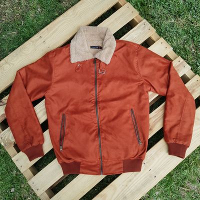 Chaqueta con forro tipo borrego. Talla Small.