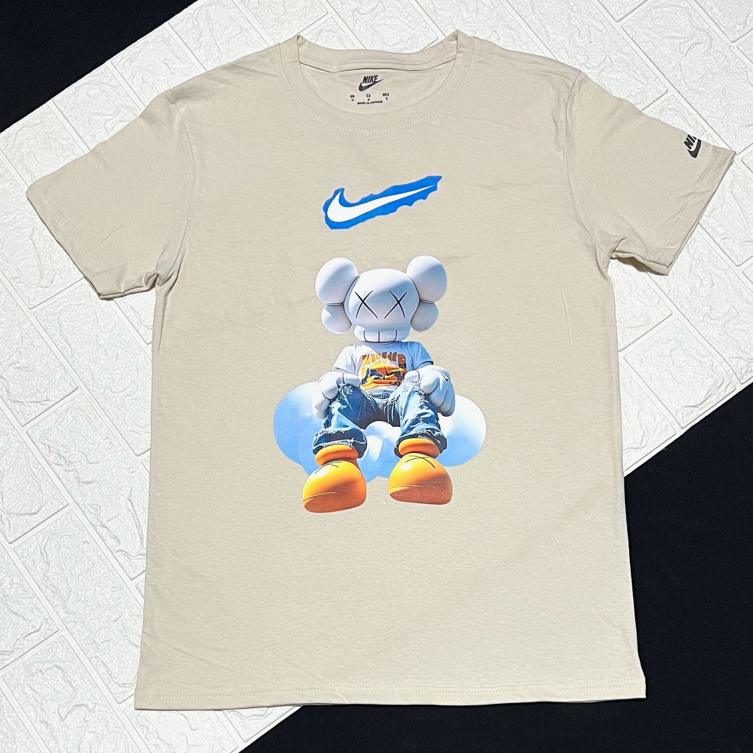 T-Shirt Kaws NK - beige - Unitalla S|M Slim Fit