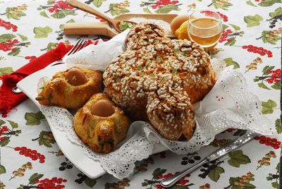 Gâteau la colombe présentée sur une nappe avec des gâteaux et un verre
