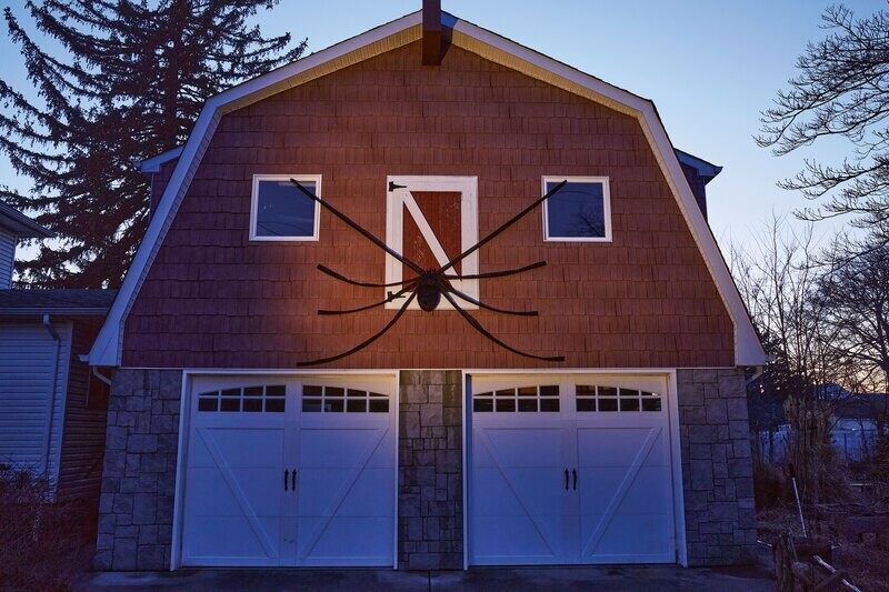 15' Gigantic Climbing Spider