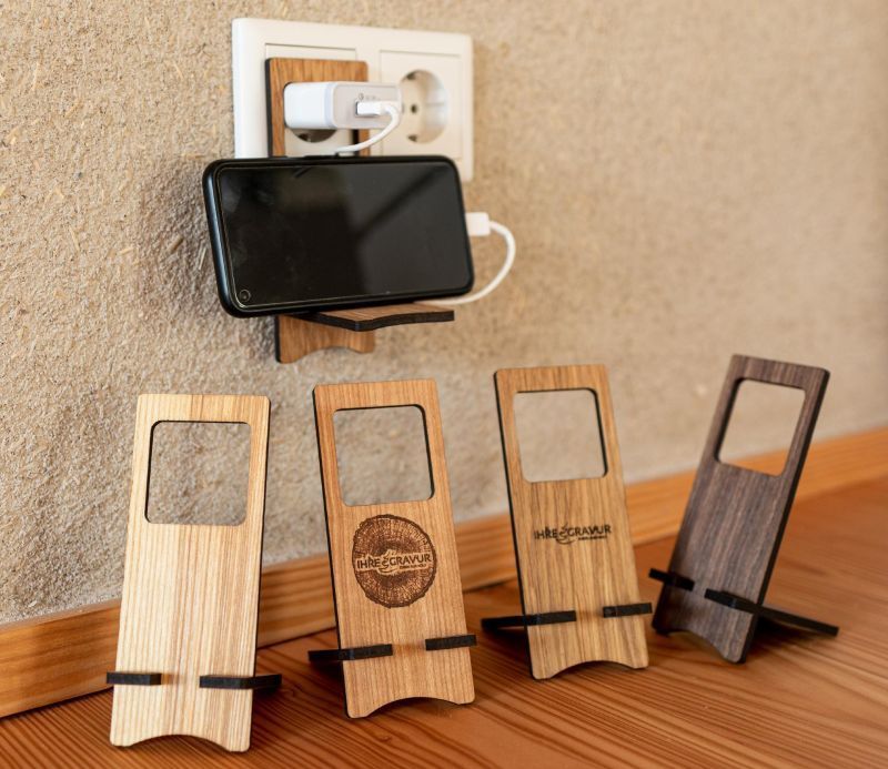 Nachhaltiger Holz Smartphone-Halter | Zum Stellen oder Hängen aus Nussbaum geölt